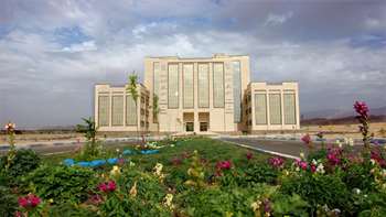 دانشگاه سمنان در فصل بهار